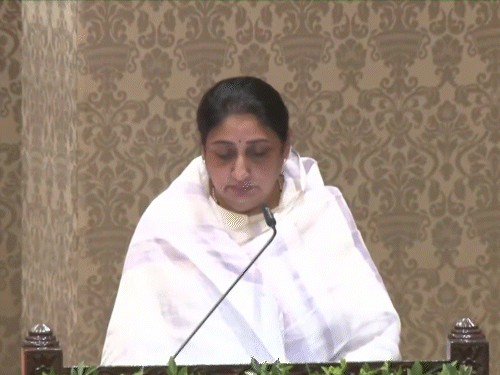 राज्यपाल ने सुनेत्रा को महाराष्ट्र के डिप्टी सीएम पद की शपथ दिलाई।