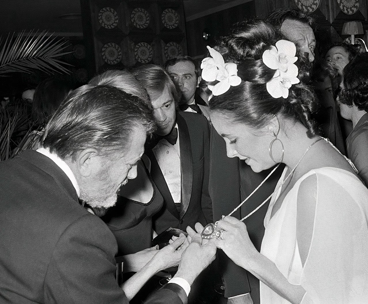 એલિઝાબેથ ટેલર પોતાનો તાજમહેલ નેકલેસ બતાવતા.