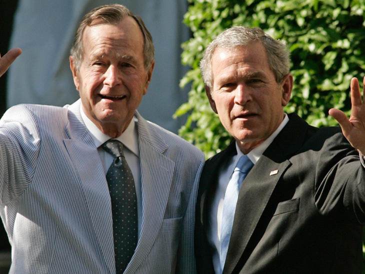 जॉर्ज एच. डब्ल्यू. बुश (बाएं) और उनके बेटे जॉर्ज डब्ल्यू. बुश (दाएं) की तस्वीर। दोनों अमेरिका के राष्ट्रपति रह चुके हैं।