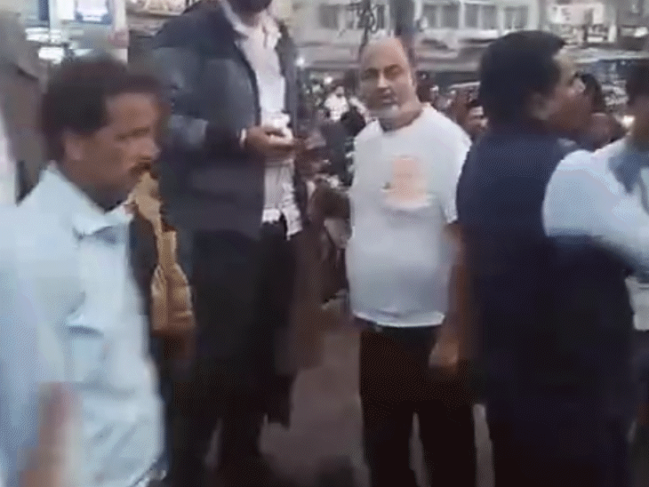 व्यापारी ने कहा- दुकानें लगाने के यहां पैसे लगते है।