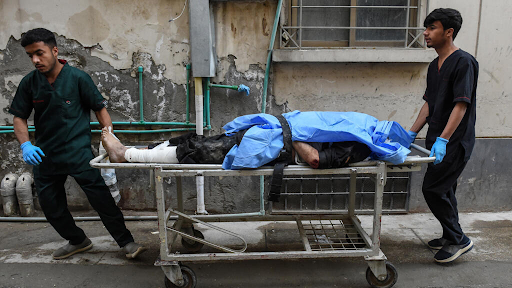 BLA के हमले के बाद क्वेटा के एक अस्पताल में पैरामेडिक्स एक घायल व्यक्ति को इलाज के लिए ले जाते हुए।