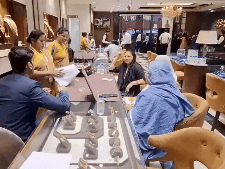 सोना-चांदी के दामों में उतार-चढ़ाव जारी:  शादी के सीजन में लोगों को बजट गढ़बढ़ाया, रायपुर के व्यापारी बोले- सिर्फ 30% तक हो रहा कारोबार – Chhattisgarh News