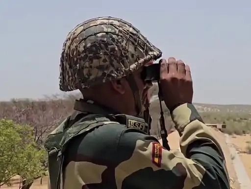 बॉर्डर पर बीएसएफ के जवान पाकिस्तान की हर गतिविधि पर पैनी नजर रखते है। फाइल फोटो।