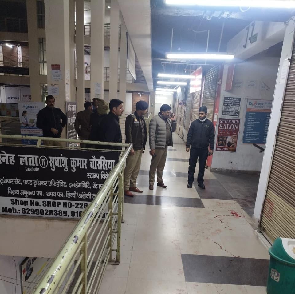 पुलिस सूचना के बाद तुरंत घटनास्थल पर पहुंची। यहं खून बिखरा हुआ दिख रहा है।