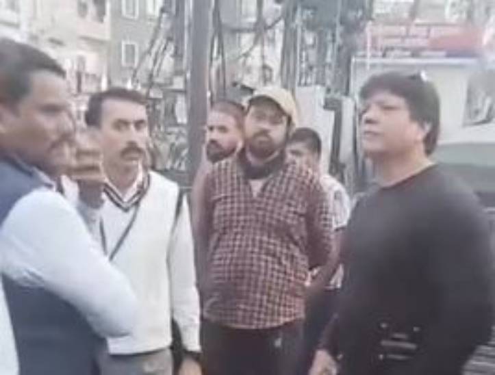 काली टीशर्ट में महेश गौहर, वाइट स्वेटर में शैलेंद्र सिंह भदौरिया और सबसे आखिरी नीली जैकेट में अरविंद चौधरी।