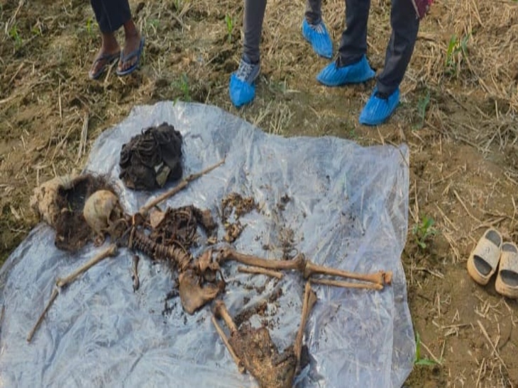 2 महीने बाद लड़की का कंकाल मिला। कपड़े और चप्पल के आधार पर पहचान हो पाई थी।