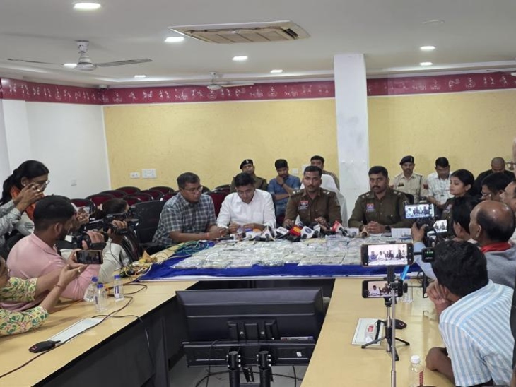 रायपुर पुलिस ने ऑनलाइन क्रिकेट सट्टा चलाने वाले गिरोह का पर्दाफाश किया।