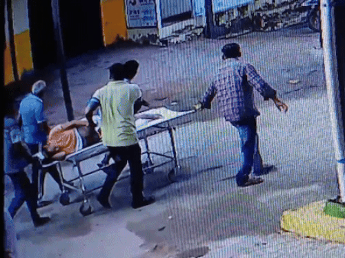 घटना 17 अगस्त 2024 को घटना हुई थी, जिसमें गंभीर घायल जवान को स्ट्रेचर पर हॉस्पिटल ले जाया गया था।