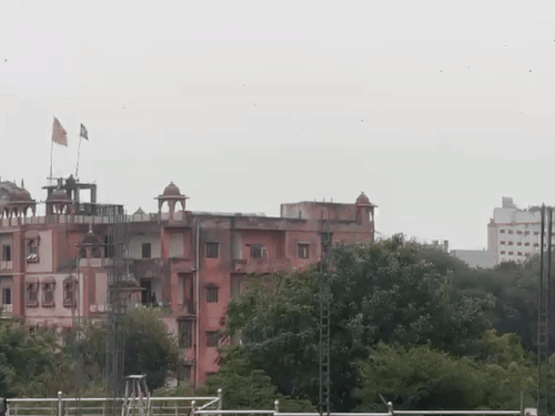 जयपुर में शनिवार सुबह से घने बादल छाए हुए हैं। साथ में चल रही सर्द हवा से ठिठुरन भी बढ़ी है।