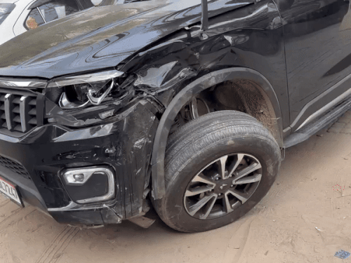 स्कॉर्पयो का आगे का हिस्सा क्षतिग्रस्त हो गया।