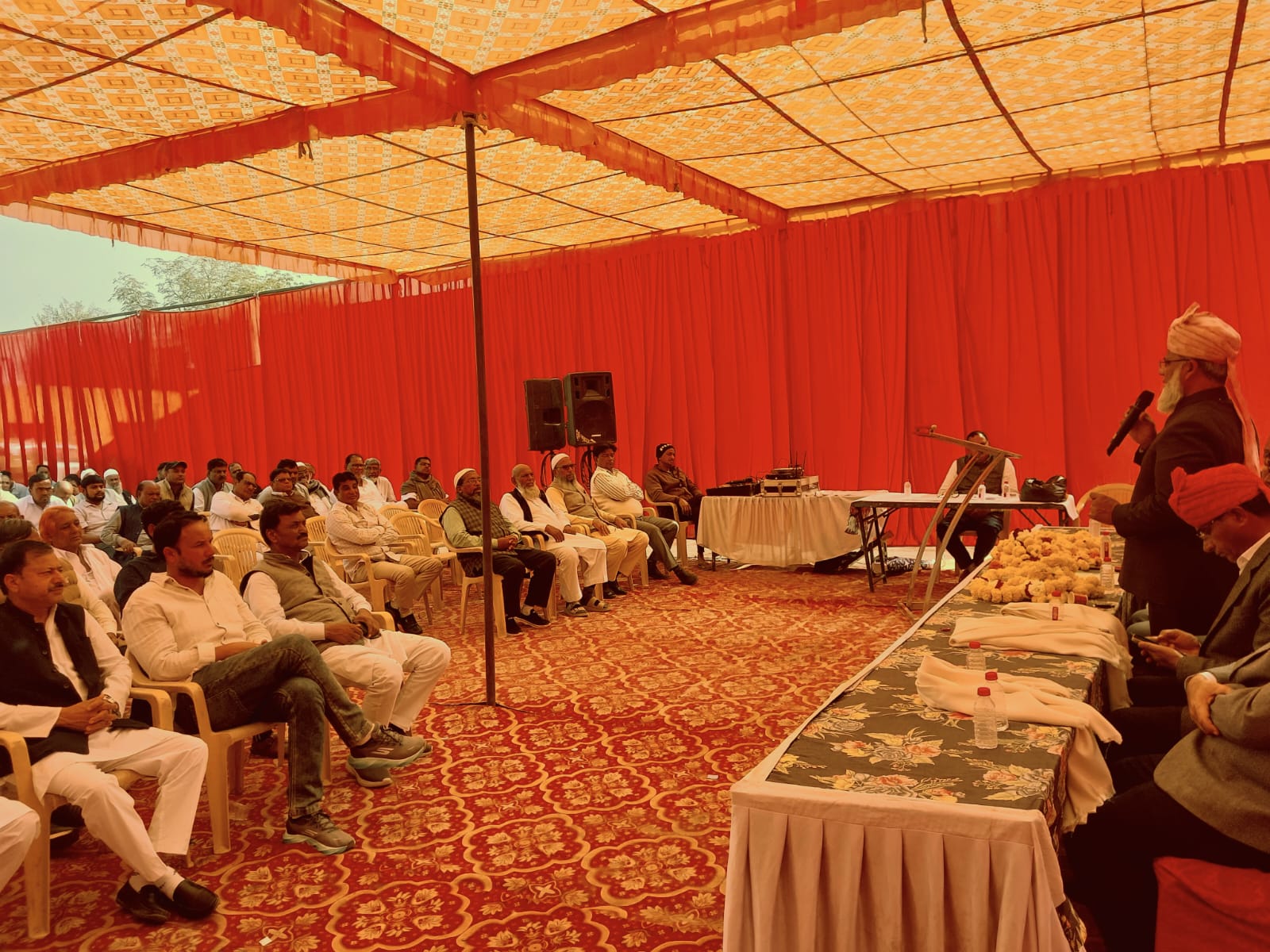 बैठक का संबोधित करते कुरेशी समाज के पदाधिकारी