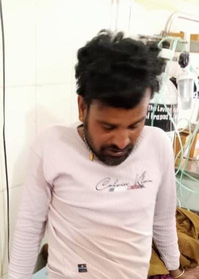 हादसे में घायल युवक।