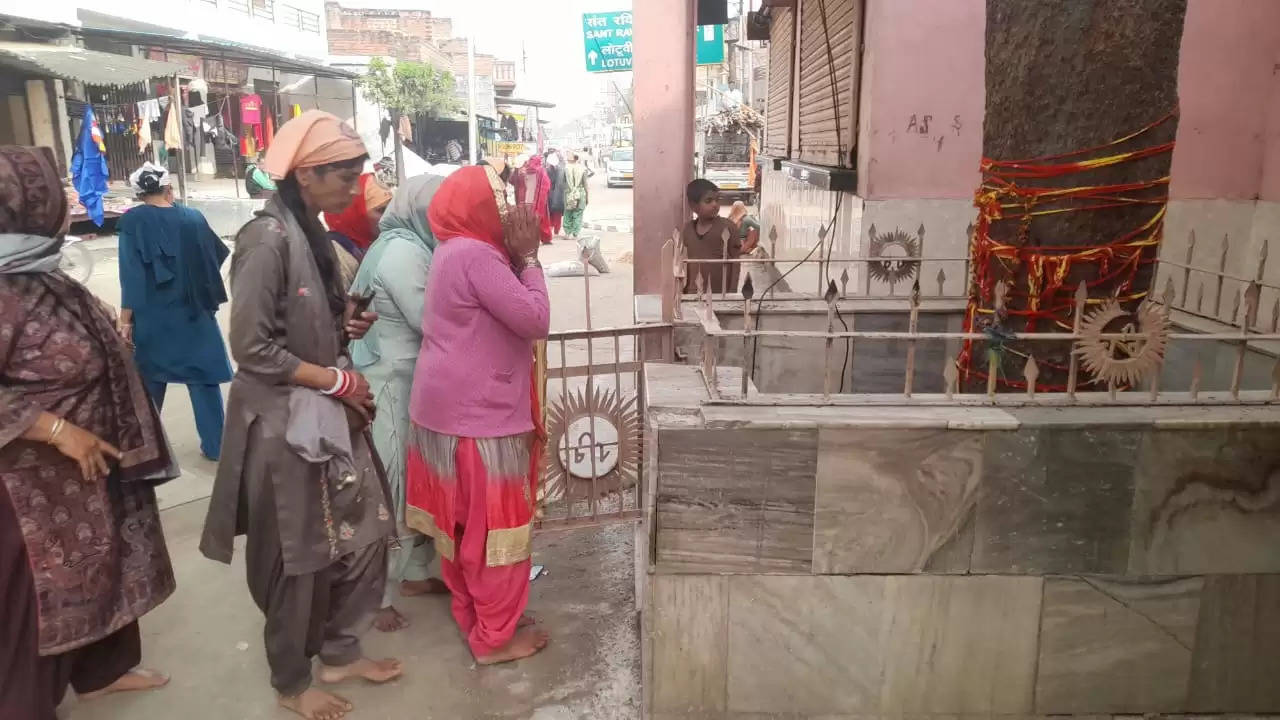 कहा जाता है कि इमली के पेड़ के नीचे संत रविदास बैठकर सत्संग किया करते थे।