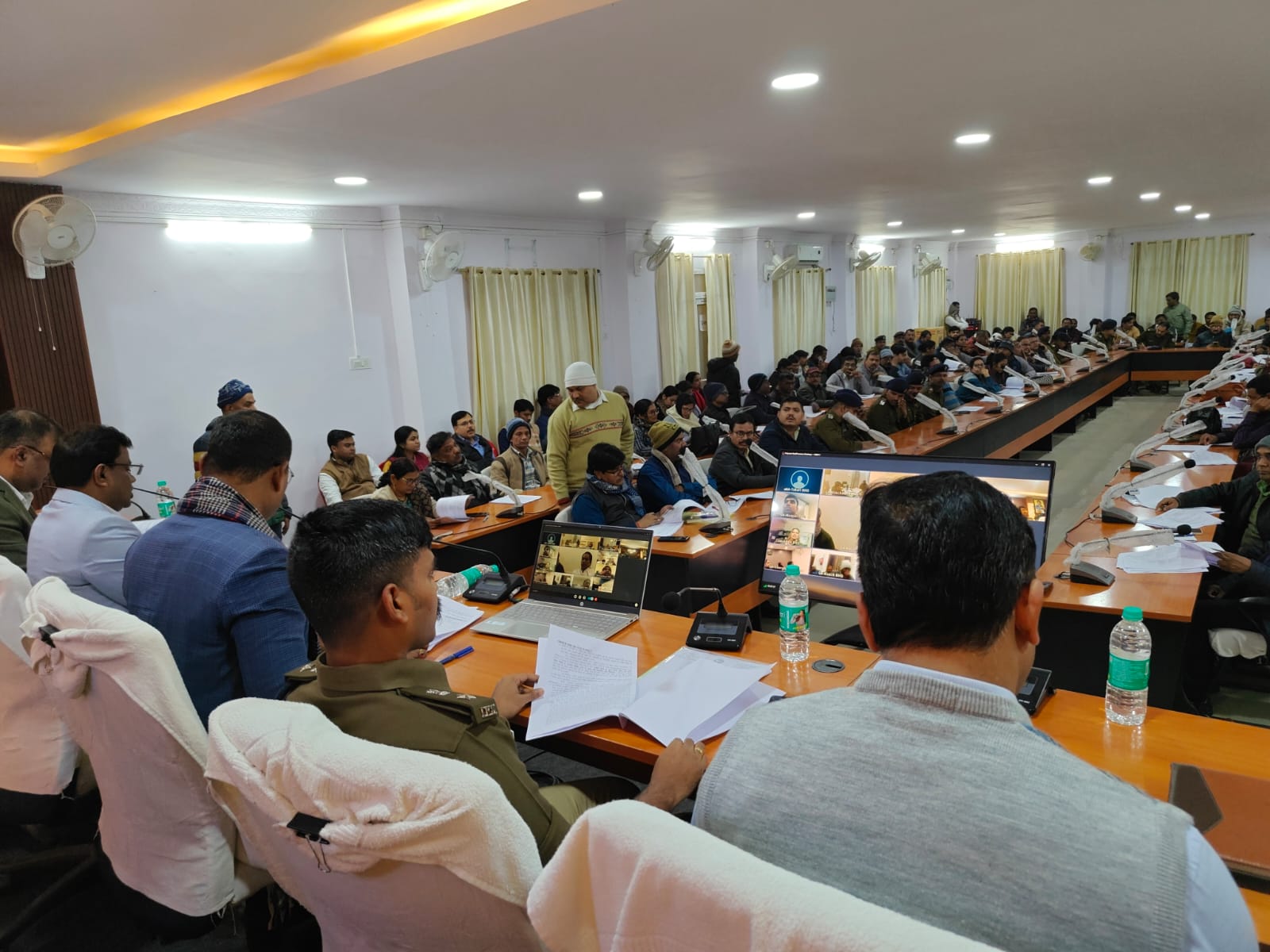 मीटिंग में मौजूद अधिकारी।