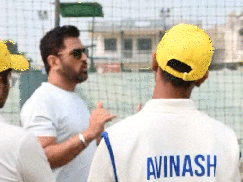 क्रिकेट एकेडमी में खिलाड़ियों को टिप्स देते हुए महेंद्र सिंह धोनी।