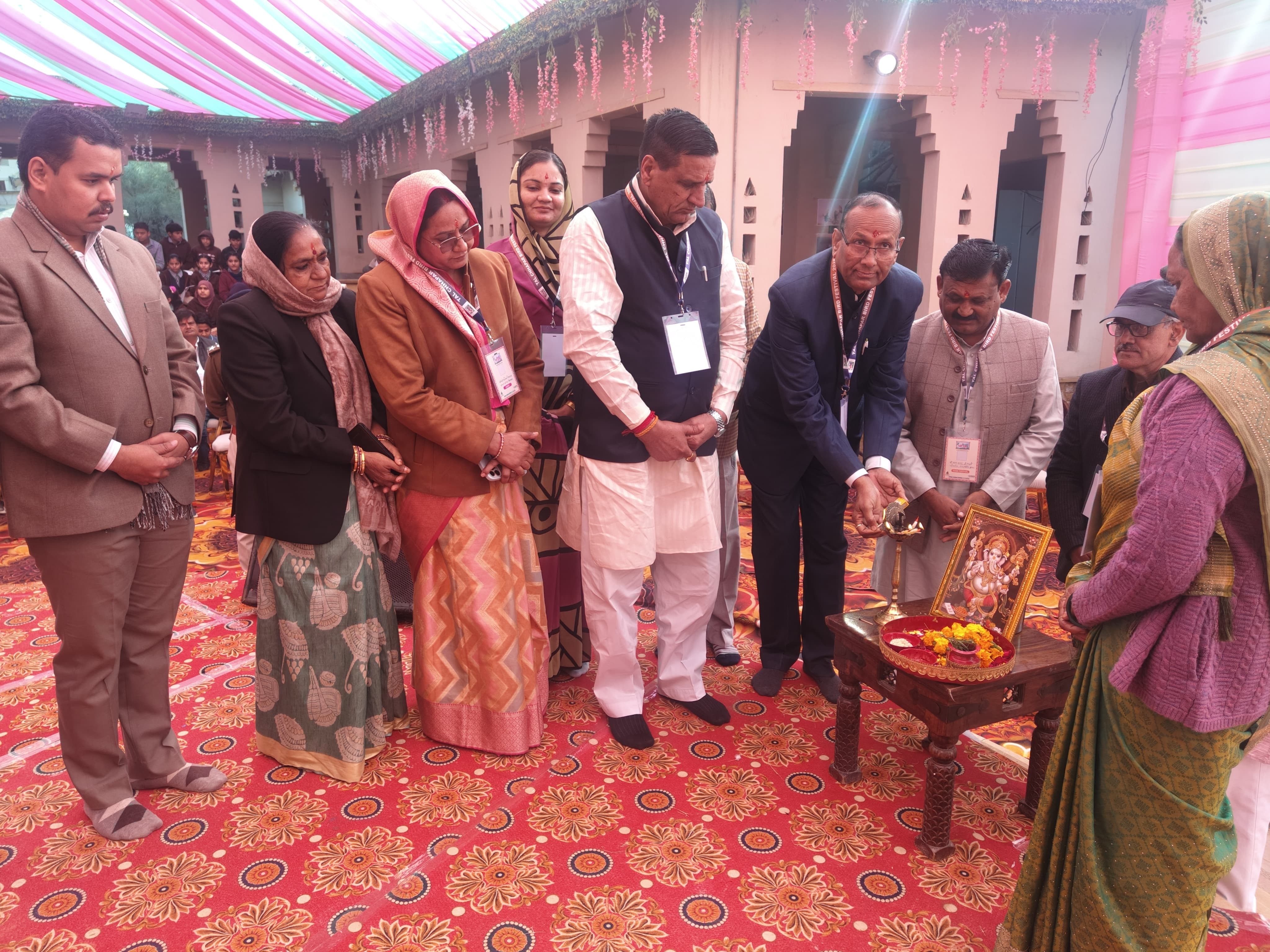 दीप प्रज्वलन के साथ कार्यक्रम का उदघाटन हुआ।