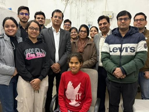 महिला की सर्जरी करने के बाद अपनी टीम के साथ डॉ.बी.एल. यादव (ब्लैक कोट में)