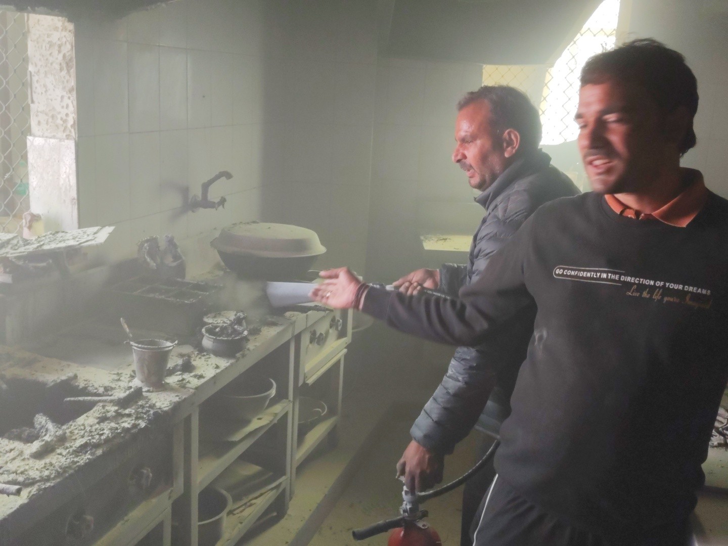 नंद प्लाजा की तीसरी मंजिल में आग लगी।