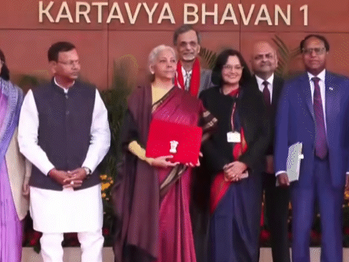 राष्ट्रपति से मिलने से पहले वित्त मंत्री कर्तव्य स्थित वित्त मंत्रालय पहुंची। यहां से बजट टैबलेट लिया और अफसरों के साथ फोटो खिंचवाई।