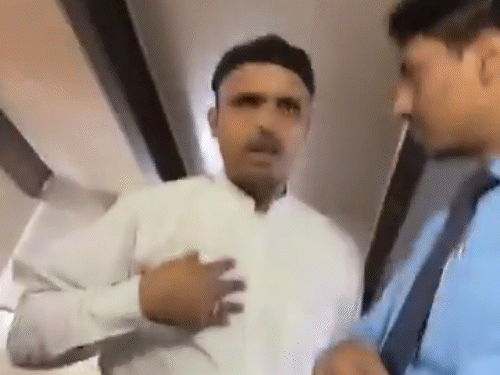 सायक के शिकायत के बाद स्टॉफ और मैनेजर ने माफी मांगी।