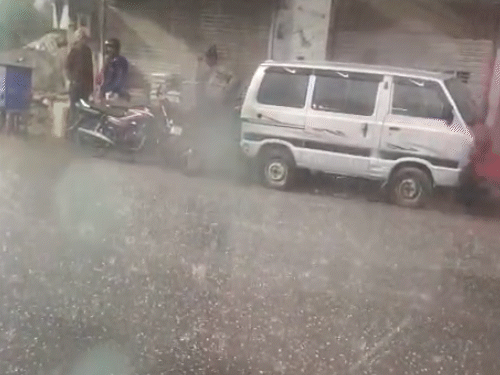 अजमेर में शनिवार शाम को बारिश के साथ कई स्थानों पर ओले गिरे।