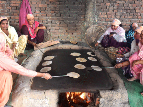मंदिर परिसर में तीन बड़े लंगर चल रहे हैं। 10-10 फीट के तवों पर रोटियां बनाई जा रही हैं।