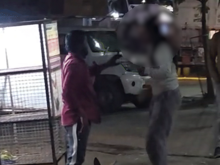 युवतियों ने राहगीरों से बदसलूकी की। गालियां दीं।