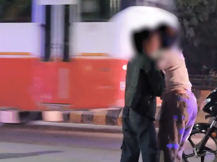 नशे में धुत दोनों युवतियां एक-दूसरे को संभालने की कोशिश कर रही थीं।