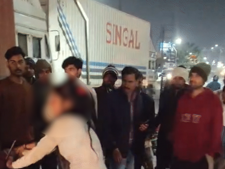 दोनों युवतियों लोगों से उलझती रहीं। गाड़ियों के पीछे दौड़ीं।