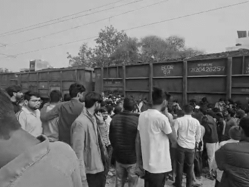 हादसे के बाद मौके पर लोगों की भारी भीड़ जमा हो गई। घटना की सूचना मिलते ही पुलिस भी मौके पर पहुंची और शव को अपने कब्जे में ले लिया