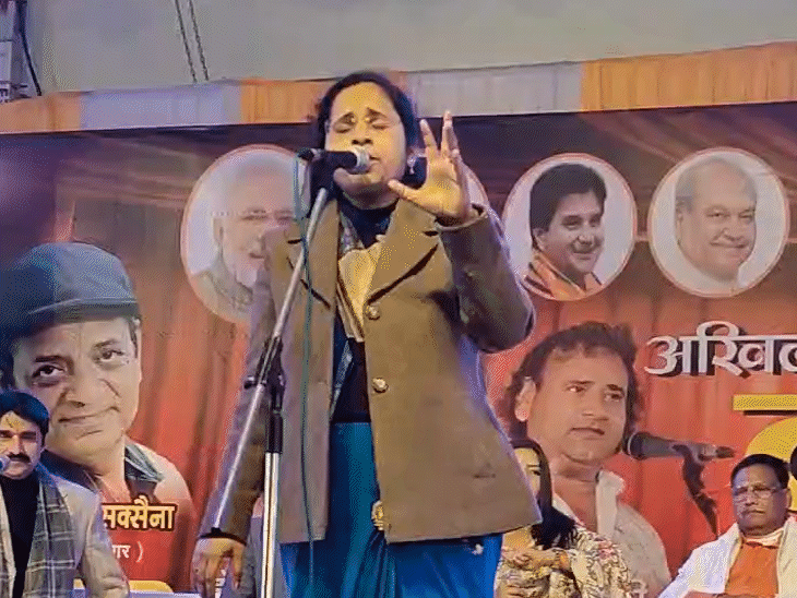 कवि सम्मेलन में प्रस्तुती देतीं कवियित्री।