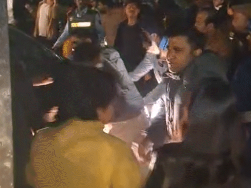 पुलिसवालों ने लड़कियों से अभद्रता की। एक लड़की का सिर पकड़कर उसे धक्का दे दिया, जबकि दूसरी लड़की का हाथ पकड़कर ऐंठ दिया।