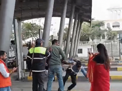 लोढ़ी टोल प्लाजा पर टोल कर्मियों ने महिला अधिवक्ता और उनके साथियों के साथ मारपीट की।
