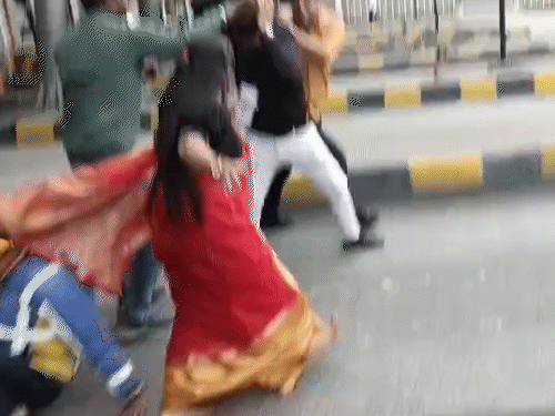 महिला वकील अपने साथियों को बचाने का प्रयास करती रही।