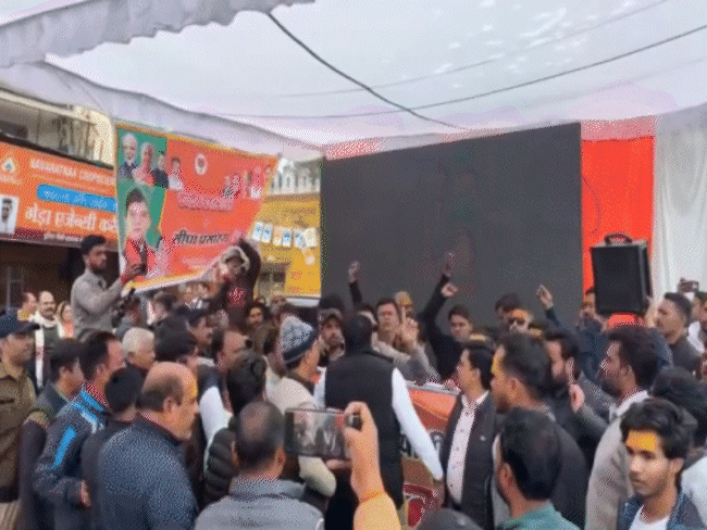 शिवपुरी में भाजपा के बजट कार्यक्रम में घुसकर नारेबाजी की गई। तोड़फोड़ करते हुए कुर्सियां फेंकी गईं। - Dainik Bhaskar