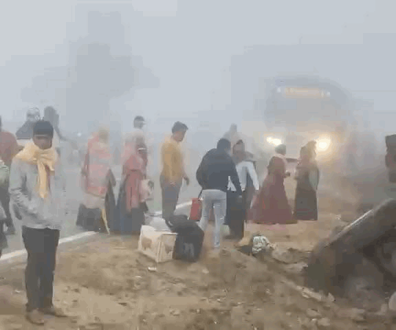 यात्रियों को दूसरी बस में भिजवाया गया।