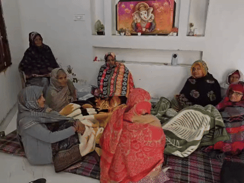 सोनीपत के बड़ी गांव में काजल के घर पर विलाप करती महिलाएं।