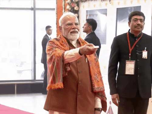 PM मोदी ने रिमोट का बटन दबाकर आदमपुर एयरपोर्ट के नए नाम का अनावरण किया।