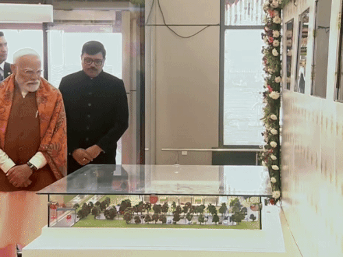 हलवारा एयरपोर्ट के नए बने टर्मिनल का प्रोटोटाइप देखते PM मोदी।
