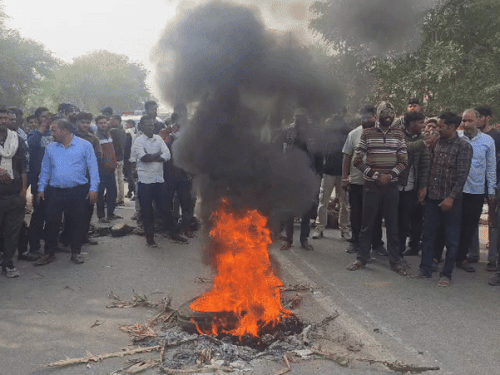 कार ड्राइवर की गिरफ्तारी की मांग को लेकर प्रदर्शन किया।