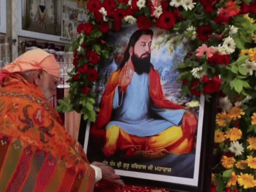 डेरा सचखंड बल्लां में PM मोदी ने संत रविदास जी के दरबार में माथा टेका।