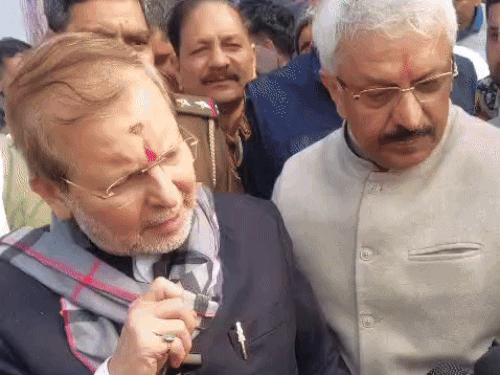 गांव पहरावर में विवाद के बाद पत्रकारों से बातचीत करते हुए मंत्री अरविंद शर्मा।