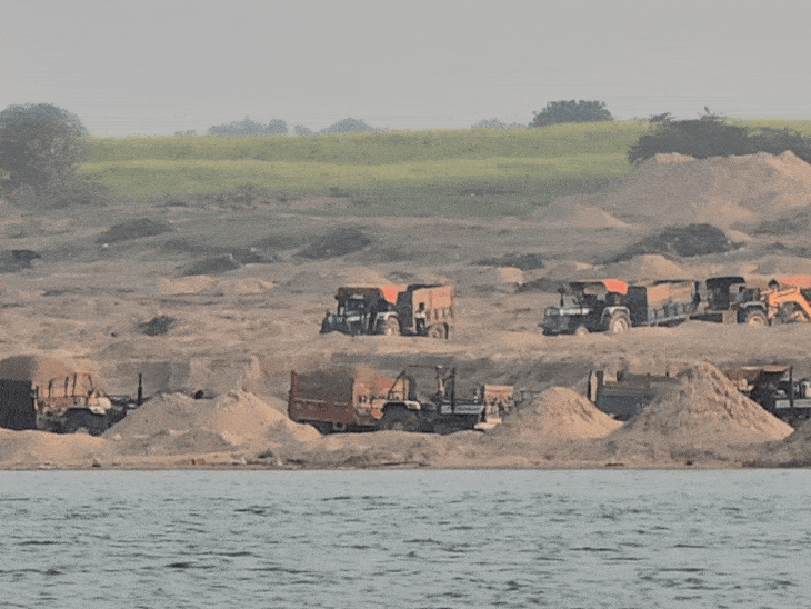 रेत के इतने बड़े टीले बने हैं कि उनके पीछे ट्रैक्टर का आधा हिस्सा दिखता ही नहीं है।