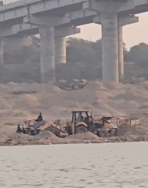 नेशनल हाईवे के नीचे अवैध रूप से मशीनों द्वारा रेत निकाली जा रही है।