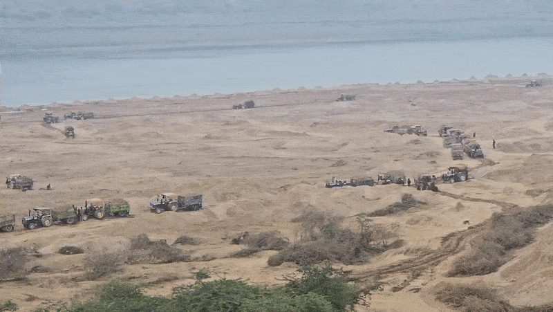 नदी के पास जहां तक नजर जा रही, रेत ले जाती ट्रैक्टर-ट्रॉलियां की दिख रहीं।