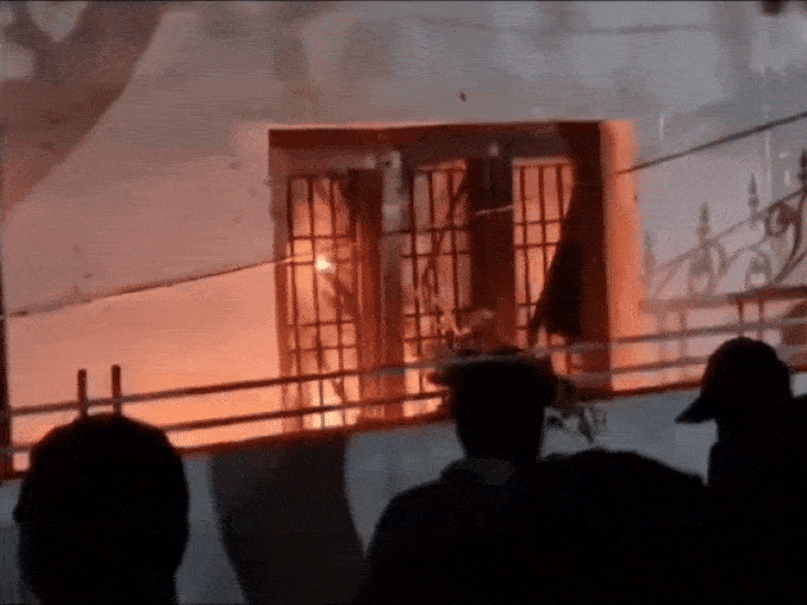 रात के वक्त रामबाबू के घर में भी प्रदर्शनकारियों ने आग लगा दी।
