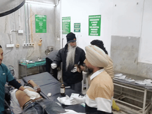 अस्पताल में दाखिल घायल।