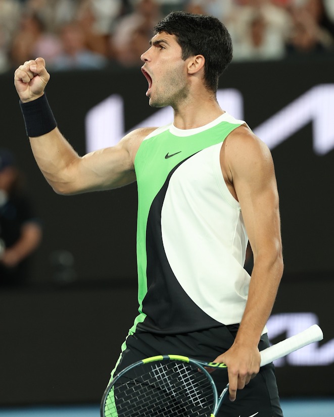 ऑस्ट्रेलियन ओपन जीतने के बाद कार्लोस अल्काराज सेलिब्रेट करते हुए।