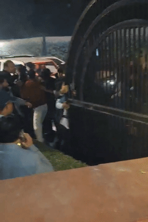 एंट्री नहीं मिलने पर लोग गुस्सा हो गए। गेट पर लोगों ने हंगामा शुरू कर दिया।