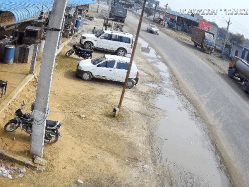 हादसे के दौरान मृतका पार्वती कंवर की साड़ी का टुकड़ा कार के साइड मिरर में फंस गया।